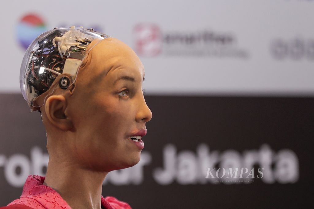Sophia, robot yang didukung dengan teknologi kecerdasan buatan (AI) yang diaktifkan pada 2016 dan diciptakan oleh perusahaan Hanson Robotics yang berbasis di Hong Kong, saat melakukan wawancara khusus dengan media pada CSIS Global DIalogue 2019 di Jakarta, Senin (16/9/2019).
