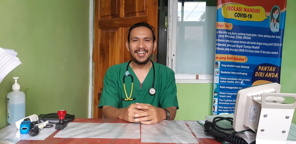 Dokter Lilana Christo Bawele bertugas di Kabupaten Timor Tengah Selatan, Nusa Tenggara Timor, 24 Juni 2023. Christo mengampu dua puskesmas terpencil karena jumlah dokter yang terbatas.