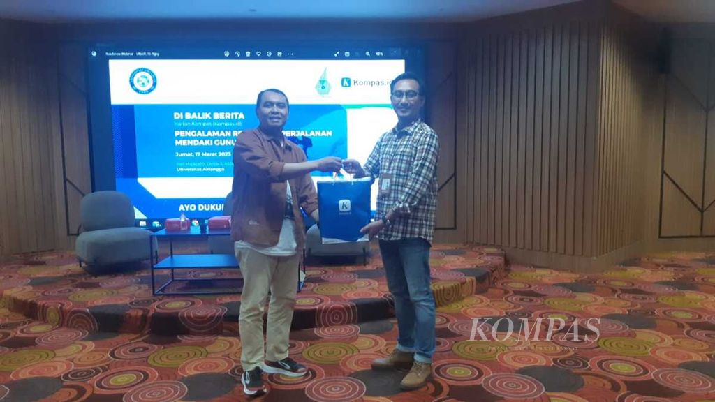 Redaktur Pelaksana Harian Kompas dan Kompas.id Adi Prinantyo menyerahkan cindera mata kepada Koordinator Bidang Sosial Media dan Branding, Pusat Komunikasi dan Informasi Publik Gesang Manggala Nugraha Putra, dalam acara Kompas Goes To Campus Unair Jumat (17/3/2023).