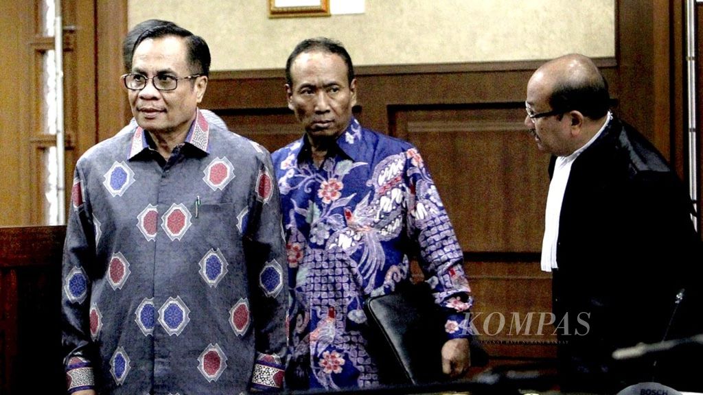 Terdakwa mantan Dirjen Kependudukan dan Pencatatan Sipil Kementerian Dalam Negeri, Irman (kiri) dan Direktur Pengelola Informasi Administrasi Kependudukan Dirjen Kependudukan dan Pencatatan Sipil Kementerian Dalam Negeri, Sugiharto (kedua kiri) memasuki ruang sidang. Ke duanya menjalani sidang perdana kasus dugaan korupsi pengadaan paket penerapan e-KTP secara nasional tahun 2011-2012 di Pengadilan Tindak Pidana Korupsi (Tipikor), Jakarta, Kamis (9/3). Dalam surat dakwaan yang dibacakan Jaksa Penuntut KPK, ada sejumlah nama besar yang terlibat dalam kasus dugaan korupsi pengadaan proyek e-KTP dengan potensi kerugian negara mencapai Rp 2,3 Triliun. 