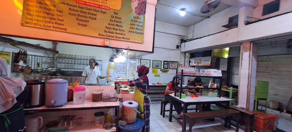 Warung Lama H Ridwan berdiri hampir 11 dekade di Pasar Besar Malang, Jawa Timur. Sejak awal mempertahankan menu nasi rawon, nasi gule, dan sate komoh, yang semuanya berbahan dasar daging sapi.