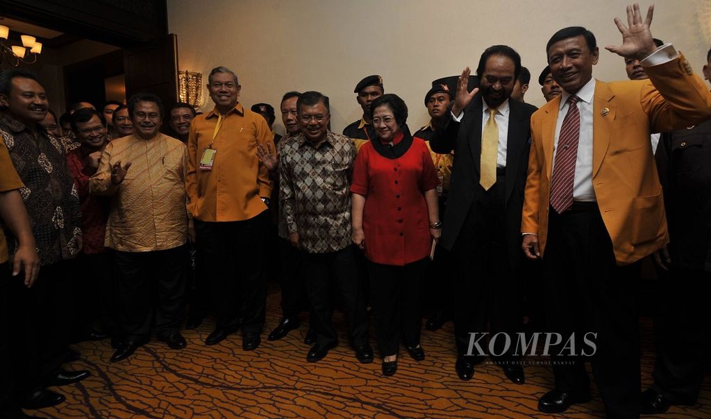 Ketua Umum DPP Partai Hanura Wiranto, mantan Presiden Megawati Soekarnoputri, mantan Wakil Presiden Jusuf Kalla, dan deklarator Nasional Demokrat Surya Paloh menghadiri pembukaan Musyawarah Nasional I Partai Hanura di Hotel Shangri-La, Surabaya, Jawa Timur, Jumat (5/2/2010).