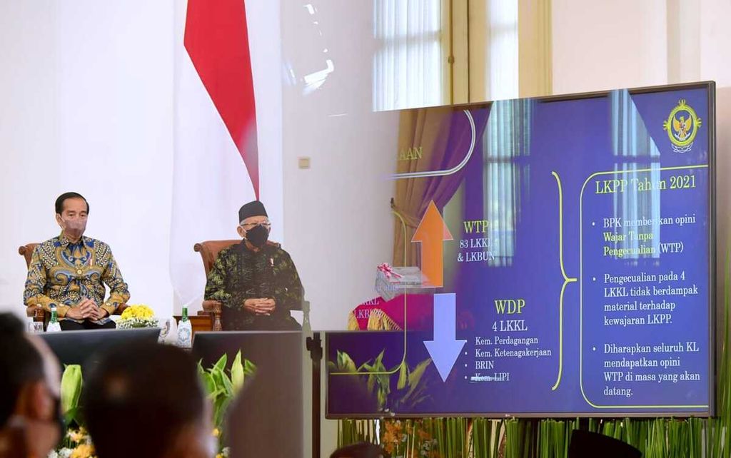 Presiden Joko Widodo bersama Wakil Presiden Ma'ruf Amin dalam acara Penyampaian Laporan Hasil Pemeriksaan atas Laporan Keuangan Pemerintah Pusat Tahun 2021 yang diselenggarakan di Istana Kepresidenan Bogor, Jawa Barat, Kamis (23/6/2022).