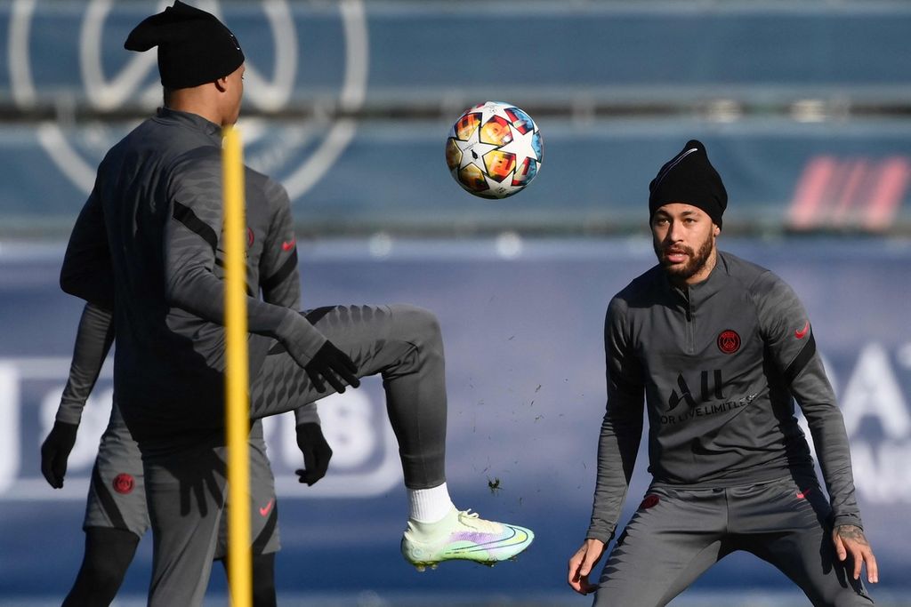 Penyerang Paris Saint-Germain, Kylian Mbappe (kiri) dan Neymar, mengikuti sesi latihan di Camp des Loges, Saint-Germain-en-Laye, 14 Februari 2022, sebelum pertandingan babak 16 besar Liga Champions Eropa antara PSG dan Real Madrid.