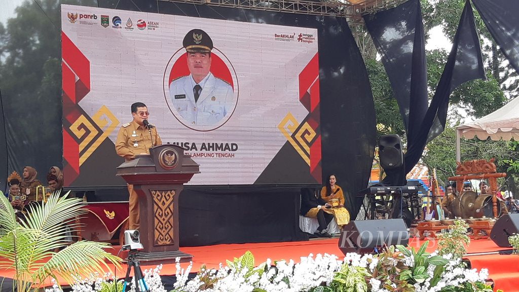 Bupati Lampung Tengah Musa Ahmad saat memberikan sambutan pada peresmian Mal Pelayanan Publik Lampung Tengah pada Senin (27/2/2023). Fasilitas ini mengintegrasikan 161 jenis layanan dari berbagai instansi di pemerintah daerah maupun eksternal.