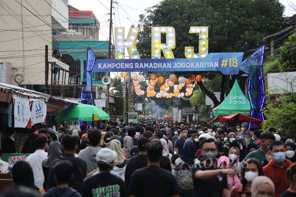Warga menunggu waktu berbuka puasa dengan mengunjungi Kampung Ramadhan Jogokariyan di Kecamatan Mantrijeron, Yogyakarta, Senin (4/4/2022). Masjid tersebut menyediakan 3.000 porsi makanan gratis untuk berbuka puasa setiap hari selama bulan Ramadhan. 