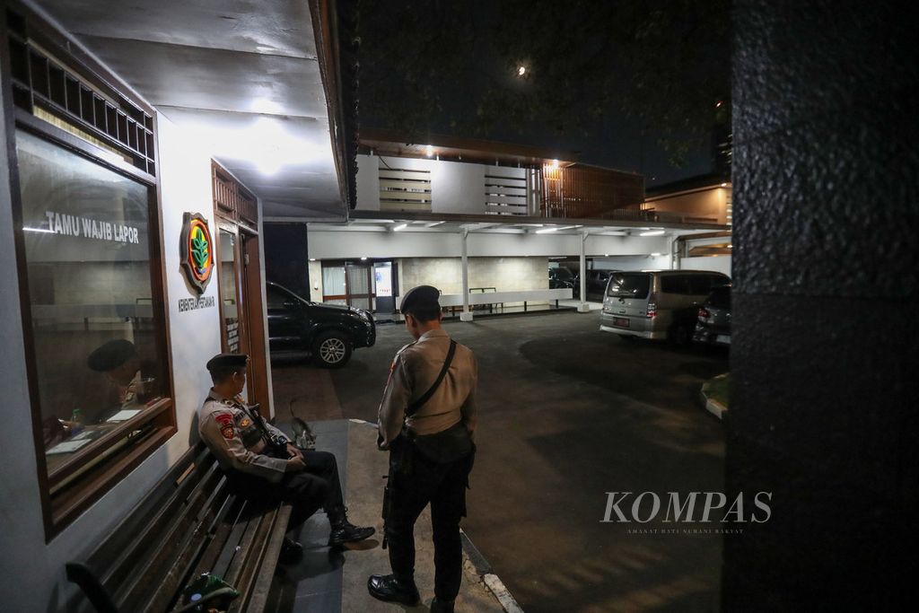 Two police officers stood guard near the gate of the official residence of Minister of Agriculture Syahrul Yasin Limpo on Widya Chandra V Street in Central Jakarta on Thursday (28/9/2023).