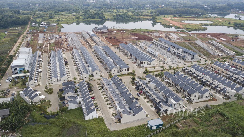 Foto aerial kawasan perumahan baru yang tengah dibangun di Cisauk, Kabupaten Tangerang, Banten, Kamis (23/3/2023). 