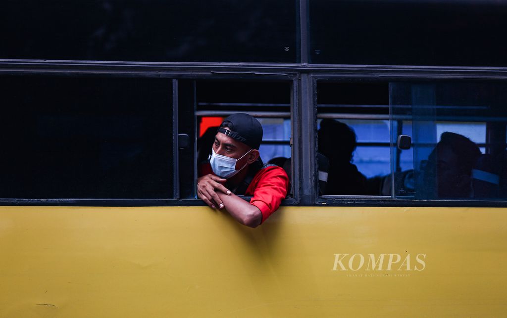Seorang buruh yang tergabung dalam Kongres Aliansi Serikat Buruh Indonesia (KASBI) menumpangi bus saat mengikuti aksi unjuk rasa di depan Kementerian Ketenagakerjaan (Kemnaker), Jakarta, Rabu (23/2/2022). Mereka menuntut pencabutan Permenaker Nomor 2 Tahun 2022 tentang Tata Cara dan Persyaratan Pembayaran Manfaat Jaminan Hari Tua (JHT).