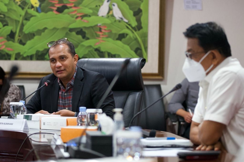 Ketua Tim Gugus Tugas RUU TPKS Eddy OS Hiariej (kiri) bersama Kepala Staf Kepresidenan Moeldoko (kanan) dalam rapat koordinasi terkait Rancangan Undang-Undang Tindak Pidana Kekerasan Seksual, Selasa (11/1/2022).