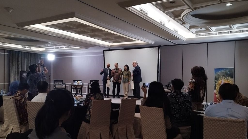 Para pembicara berfoto bersama dalam forum diskusi Thought Leadership Forum ke-27 bertajuk Membuka Investasi Swasta untuk Mendukung Pembangunan Ekonomi Hijau di Indonesia: Peran Pembiayaan Berkelanjutan, di Jakarta, Jumat (24/3/2023).