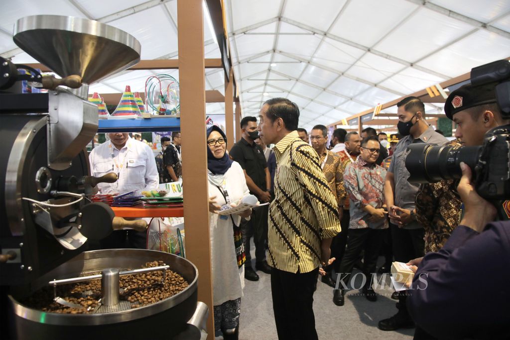 Presiden Joko Widodo melihat stan pameran yang menampilkan produk dalam negeri seusai membuka Business Matching Produk Dalam Negeri di Istora Senayan, Jakarta, Rabu (15/3/2023). Pada sambutannya Presiden mengingatkan kembali akan pentingnya untuk membeli produk-produk dalam negeri. Apalagi bagi kementerian dan lembaga serta pemerintah daerah yang belanjanya dari APBN ataupun APBD untuk membelanjakan kebutuhannya dari produk-produk dalam negeri. 