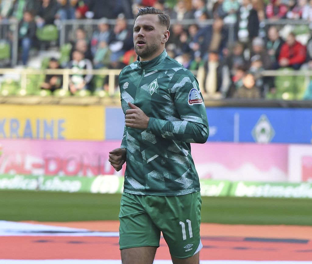Niclas Fuellkrug melakukan pemanasan sebelum pertandingan sepak bola Bundesliga Jerman antara SV Werder Bremen dan RB Leipzig di Bremen, Jerman, Sabtu, 12 November 2022