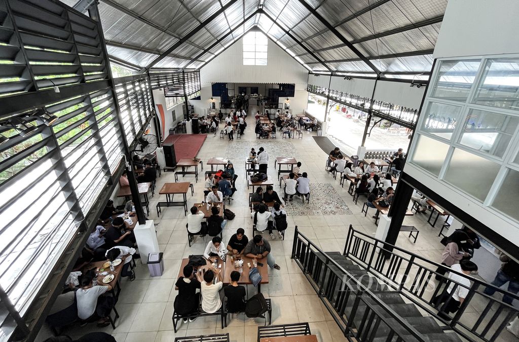 Suasana di kantin kampus yang dipenuhi mahasiswa di Universitas Budi Luhur, Jakarta, Kamis (26/1/2023). Selama pandemi, anak muda bersiasat mencari teman akrab. Sejak perkuliahan berlangsung hibrida, mereka senang bisa bertemu dengan teman-temannya lagi. 
