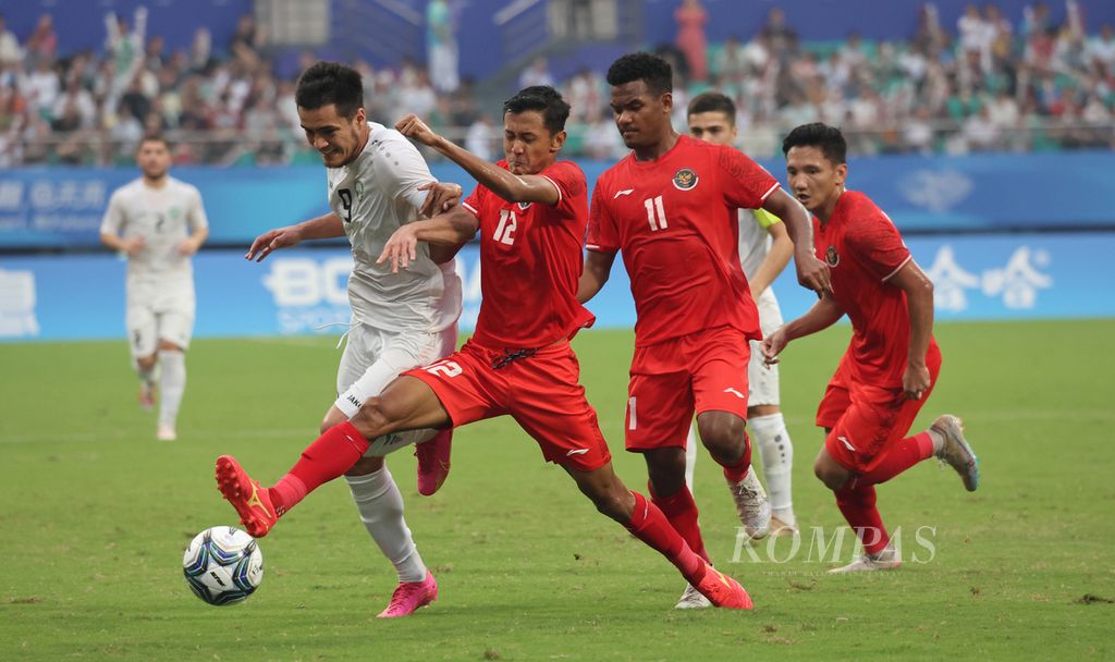 Indonesian U-24 midfielder, Doni Tri Pamungkas, vies for the ball against Uzbekistan U-24 player, Ulugbek Khoshimov, in the round of 16 match of the 2022 Asian Games football tournament at Shancheng Sports Centre Stadium, Hangzhou, China on Thursday (28/9/2023).