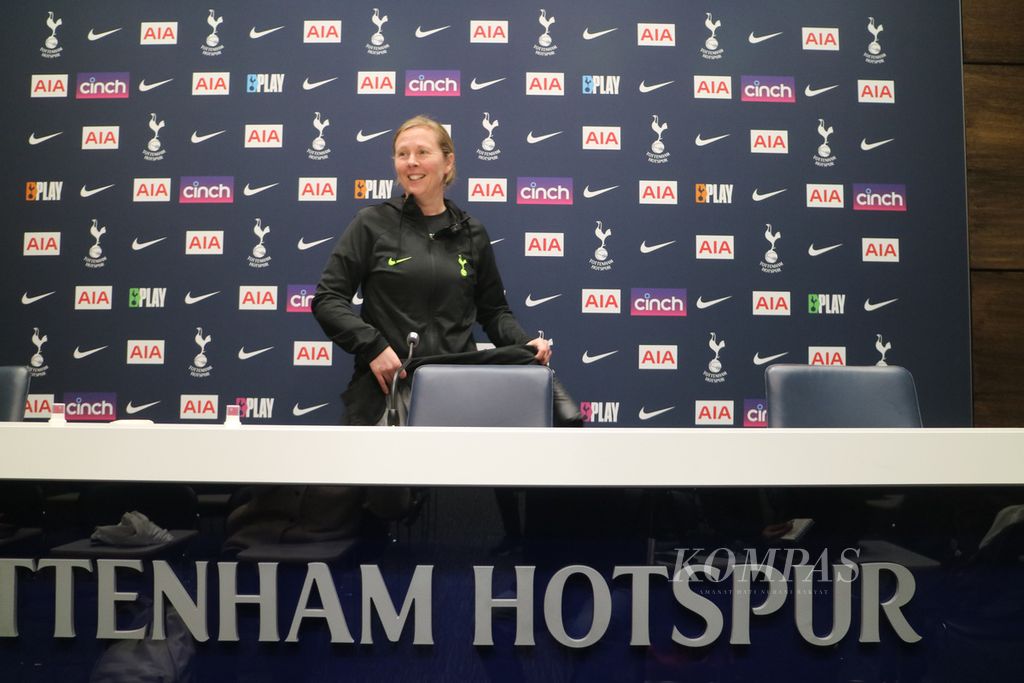 Kepala pelatih sepak bola wanita Tottenham Hotspur, Rehanne Skinner, memberikan keterangan kepada pers seusai melatih tim wanita Spurs di Tottenham Hotspur Training Centre, Enfield, London, awal Maret 2023. Dalam kesempatan tersebut, Rehanne berbagi pengalamannya seputar melatih Spurs, perkembangan sepak bola wanita, hingga ketidaksetaraan jender yang masih terjadi di lapangan.