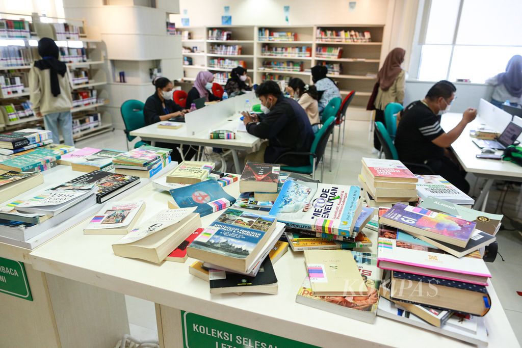 Buku-buku yang telah dibaca diletakkan di meja pengumpulan di Perpustakaan Nasional RI, Jakarta Pusat, Jumat (27/5/2022). Perpustakaan Nasional menjadi surga bagi mereka yang memiliki minat membaca serta bagi mereka yang tengah mencari buku referensi untuk tugas sekolah.