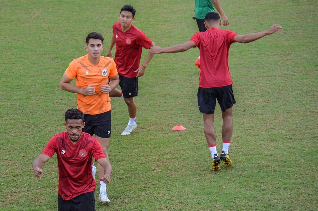 Gelandang tim nasional Indonesia Ricky Kambuaya (kiri) dan Nadeo Argawinata (kedua dari kiri) menjalani pemusatan latihan di Stadion Sidolig, Bandung, Jawa Barat, Senin (19/9/2022). Tim nasional mulai berlatih di Bandung guna mempersiapkan fisik pemain menghadapi laga persahabatan melawan Curacao pada 24 September 2022 di Stadion Gelora Bandung Lautan Api.