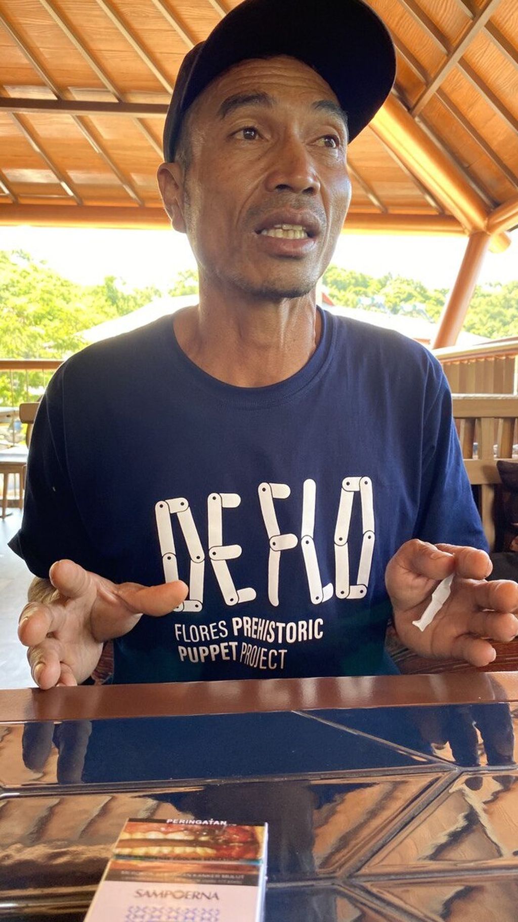 Benyamin Tarus (45), penemu tengkorak <i>Homo florensiensis</i> di Goa Liang Bua, Senin (13/3/2023), di Labuhan Bajo, Flores, Nusa Tenggara Timur