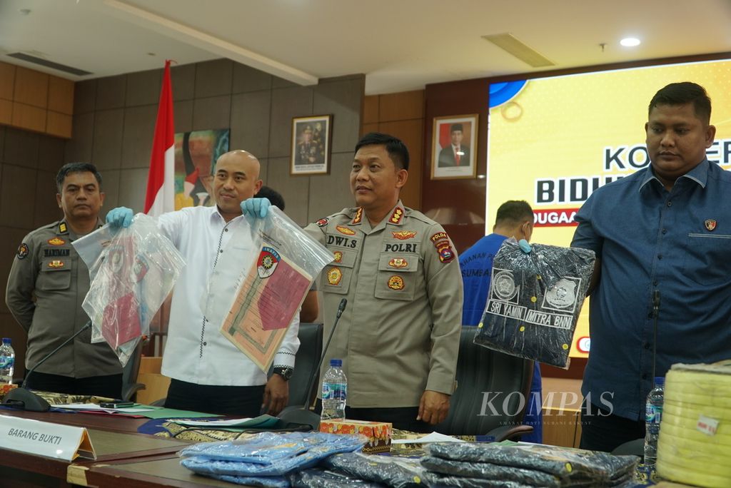 Kepala Bidang Humas Polda Sumatera Barat Komisaris Besar Dwi Sulistyawan (tengah) didampingi Direskrimum Kombes Andry Kurniawan (dua dari kiri) dan jajaran menunjukkan barang bukti dari penangkapan tersangka kasus penipuan pengusaha di Kota Padang, Sumbar, dengan kerugian Rp 1,165 miliar, Selasa (7/2/2023).