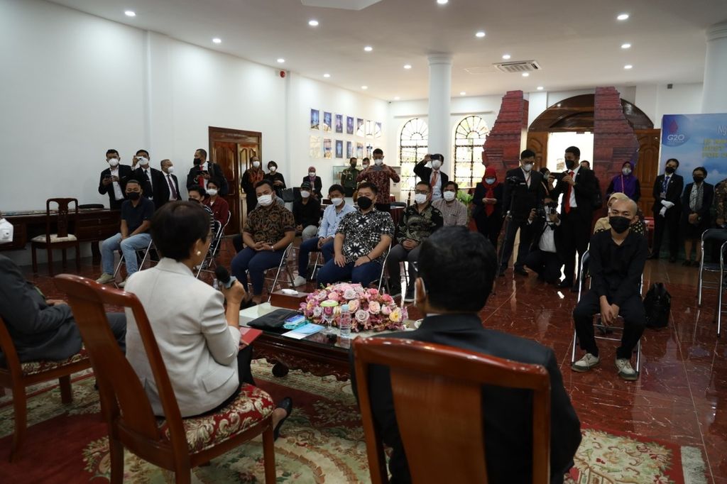 Suasana audiensi Menteri Luar Negeri Retno LP Marsudi, Kepala Badan Pemelihara Keamanan Polri Komisaris Jenderal Arief Sulistyanto, dan Duta Besar RI untuk Kamboja Sudirman Haseng dengan warga negara Indonesia korban TPPO di Phnom Penh, Kamboja, Selasa (2/8/2022).