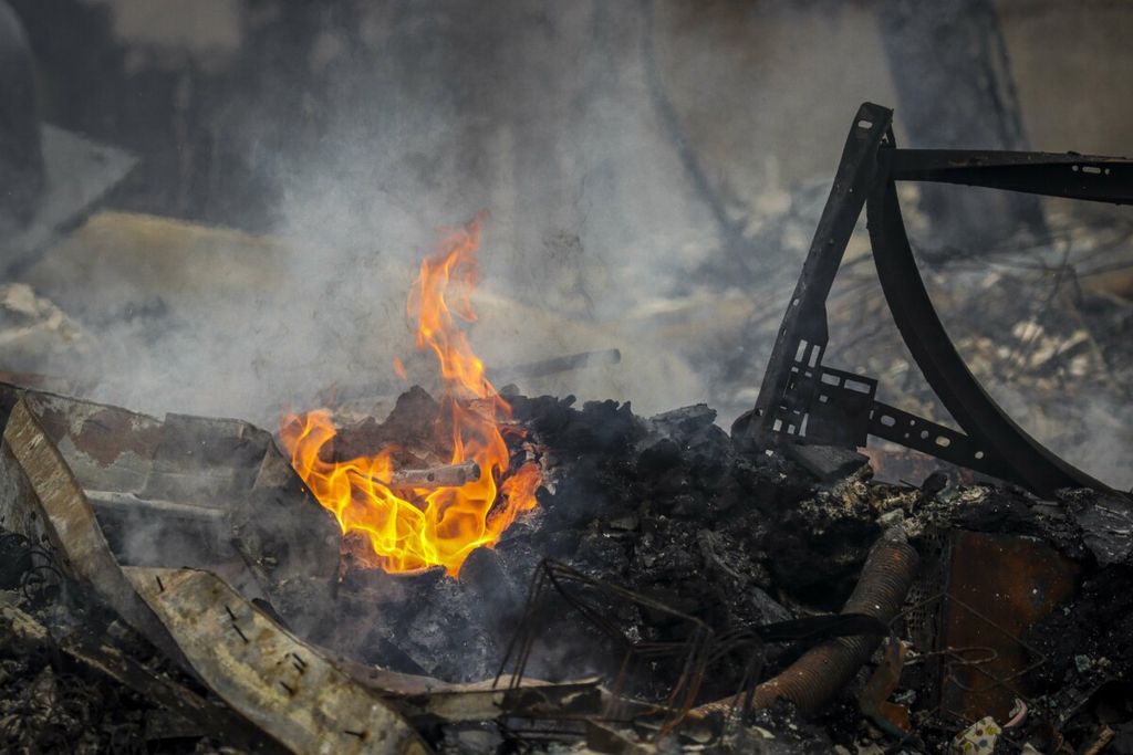https://assetd.kompas.id/kkgFkb09aOtB9tDLvFLwCdjyeSM=/1024x683/https%3A%2F%2Fkompas.id%2Fwp-content%2Fuploads%2F2022%2F01%2FUS-WILDFIRES-BREAK-OUT-ACROSS-BOULDER-COUNTY-IN-COLORADO_100994627_1641035906.jpg