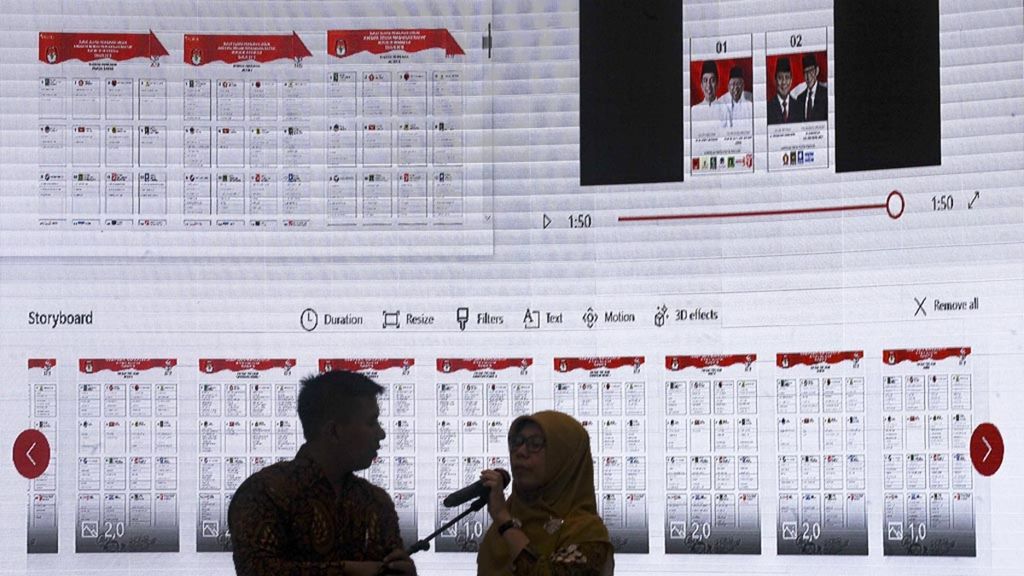 Petugas KPU menyiapkan peralatan untuk acara Validasi dan Persetujuan Surat Suara Anggota DPR, Presiden dan Wakil Presiden untuk Pemilu 2019, di kantor Pusat KPU, Jakarta, Jumat (4/1/2019). 