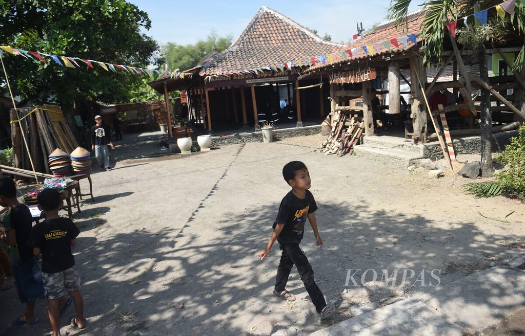 Anak-anak bermain di Kampung Lali Gadget di Desa Pagerngumbuk, Kecamatan Wonoayu, Kabupaten Sidoarjo, Jawa Timur, Minggu (25/9/2022).