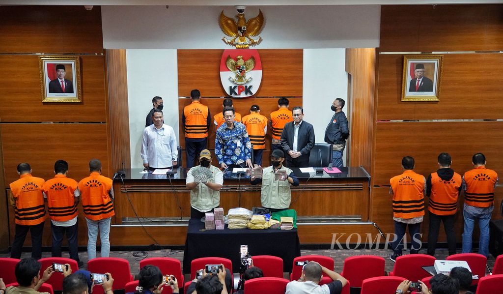 The KPK exposed the suspects and evidence in the bribery case for the construction and maintenance of railroad lines at the Corruption Eradication Commission (KPK) Office, Jakarta, Thursday (13/4/2023).