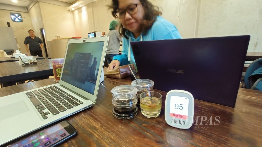Kualitas udara di Kota Bandung sedang dalam kondisi tidak baik. Kompas mengukur konsentrasi PM 2,5 menggunakan alat ukur low cost di salah satu kafe di Kota Bandung pada Kamis (10/08/2023).