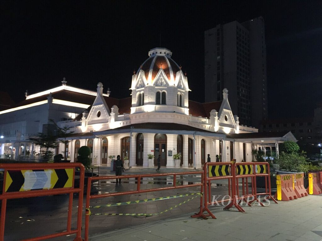 Penutupan kompleks Balai Pemuda atau Alun-alun Surabaya di Jawa Timur dari kegiatan perayaan Tahun Baru, Jumat (31/12/2021) malam. Larangan perayaan Tahun Baru dengan penutupan ruang publik bertujuan menekan potensi penularan Covid-19. Apalagi kasus-kasus varian Omicron dengan daya tular amat cepat telah terdeteksi ada, termasuk di Surabaya.