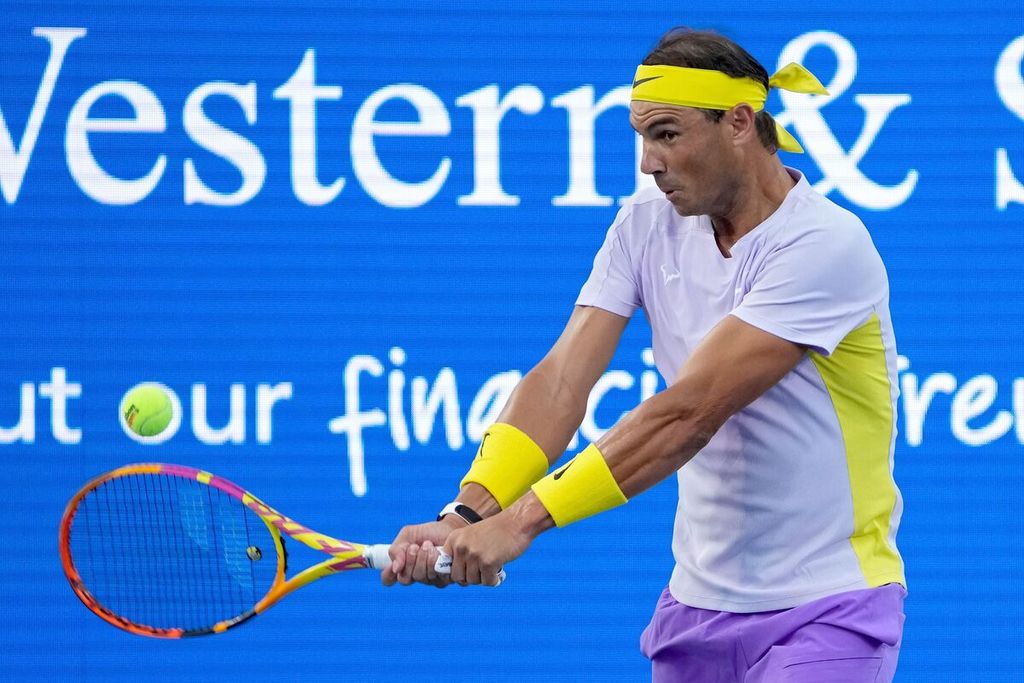 Petenis Spanyol, Rafael Nadal, mengembalikan bola ke petenis Kroasia, Borna Coric, pada ATP Masters 1000 Cincinnati, di Mason Ohio, Rabu (17/8/2022). Nadal kalah dari Borna Coric dengan skor 6-7 (9), 6-4, 3-6. 