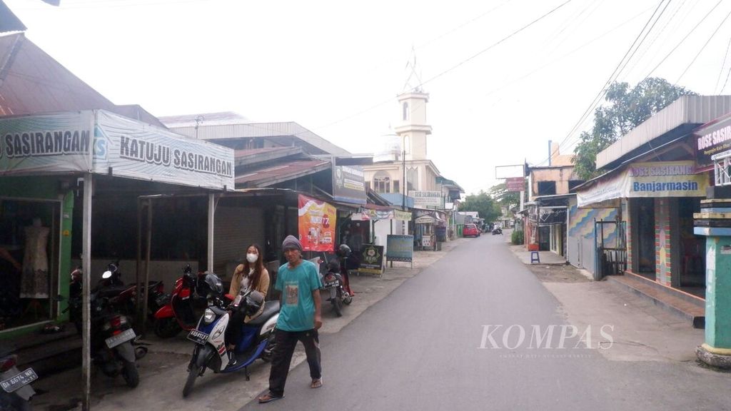 Suasana sore hari di Kampung Sasirangan, Jalan Seberang Mesjid, Kelurahan Seberang Mesjid, Kecamatan Banjarmasin Tengah, Kota Banjarmasin, Kalimantan Selatan, Rabu (21/9/2022). Kampung Sasirangan adalah sentra perajin dan penjualan kain sasirangan di Banjarmasin.