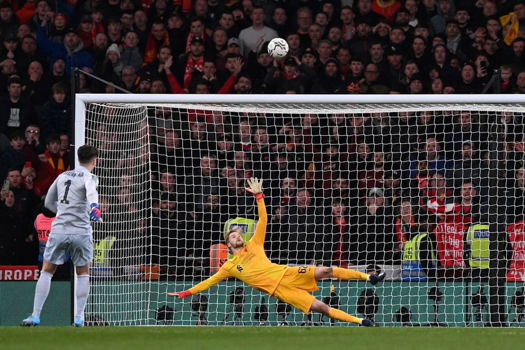 Kiper Liverpool, Caoimhin Kelleher (kanan), melihat tendangan penalti Chelsea, Kepa Arizabalag, yang melambung di atas mistar gawang dalam babak adu penalti final Piala Liga Inggris di Stadion Wembley, London, Senin (28/2/2022) dini hari WIB. Liverpool mengalahkan Chelsea, 11-10, melalui adu penalti.
