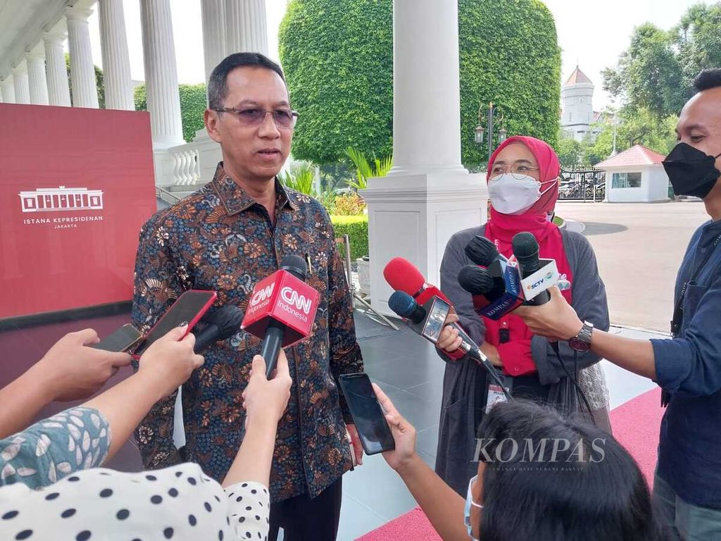  Kepala Sekretariat Presiden Heru Budi Hartono menjawab pertanyaan media di Kompleks Istana Kepresidenan, Jakarta, Jumat (23/9/2022).