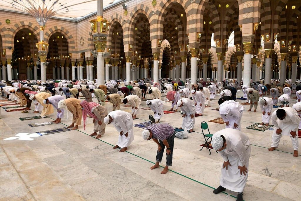 Umat Islam melakukan shalat Jumat di dalam Masjid Nabawi di Madinah, Arab Saudi (5/6/2020) , sembari mempraktikkan penjarakan sosial, setelah berjangkitnya Covid-19.