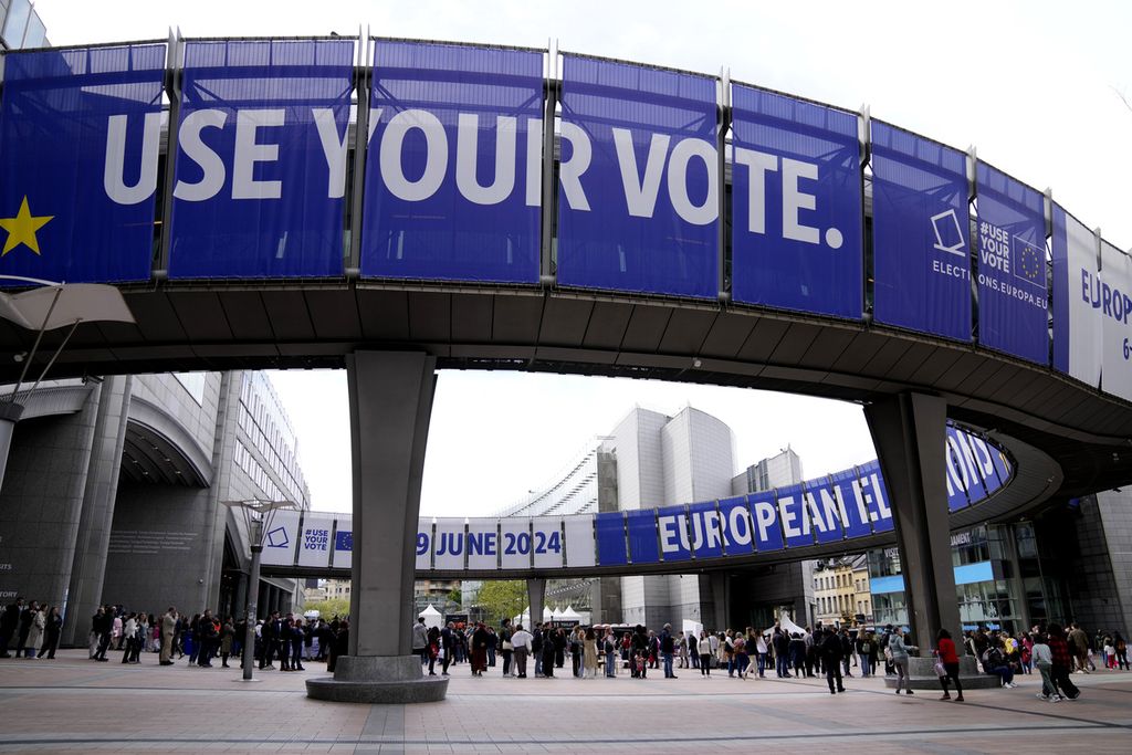 Warga antre untuk mengunjungi Parlemen Eropa dalam perayaan Hari Eropa di Brussels, Belgia, 4 Mei 2024.