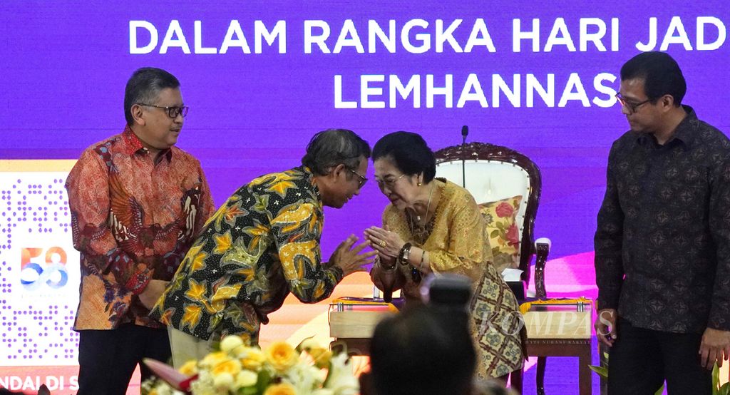 Menko Polhukam Mahfud MD bersalaman dengan Presiden ke-5 RI Megawati Soekarnoputri  disaksikan Sekjen PDI-P Hasto Kristiyanto dan Gubernur Lemhannas Andi Widjajanto pada acara Hari Jadi Ke-58 Lemhannas di Gedung Lemhannas, Jakarta (20/5/2023). 