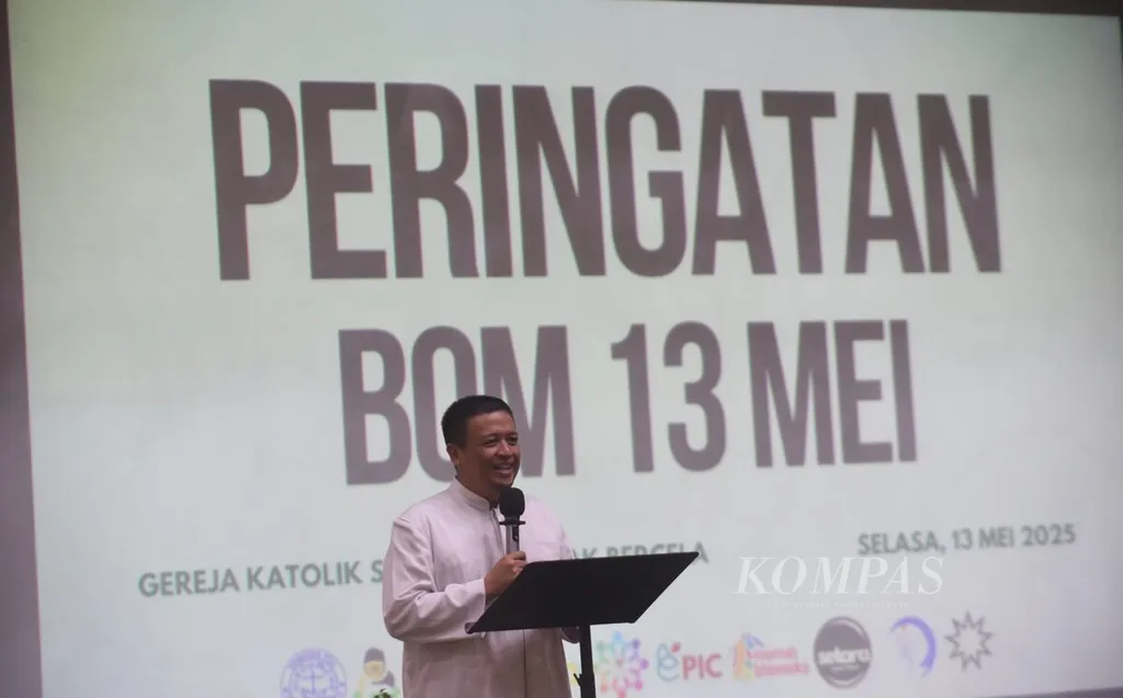 Romo Robertus Tri Budi Widyanto memberikan sambutan dalam peringatan tujuh tahun bom Surabaya di Gereja Katolik Santa Maria Tak Bercela, Surabaya, Selasa (13/5/2025). Pada 2018 ledakan bom di Gereja Katolik Santa Maria Tak Bercela memakan korban jiwa sebanyak 6 umat. Setelah misa diadakan peringatan tujuh tahun bom Surabaya yang dihadiri oleh lintas iman di gereja tersebut. Kompas/Bahana Patria Gupta (BAH)