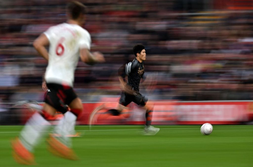 Bek Arsenal, Takehiro Tomiyasu, berlari menggiring bola saat menghadapi tuan rumah Southampton pada laga Liga Inggris di Stadion Saint Mary's, Southampton, Minggu (23/10/2022) malam. Tomiyasu mengalami cedera dalam pertandingan Liga Europa antara Arsenal dan FC Zurich di Stadion Emirates, London, Jumat (4/11/2022) dini hari WIB. Tomiyasu dikhawatirkan tidak dapat tampil bersama timnas Jepang di Piala Dunia Qatar.