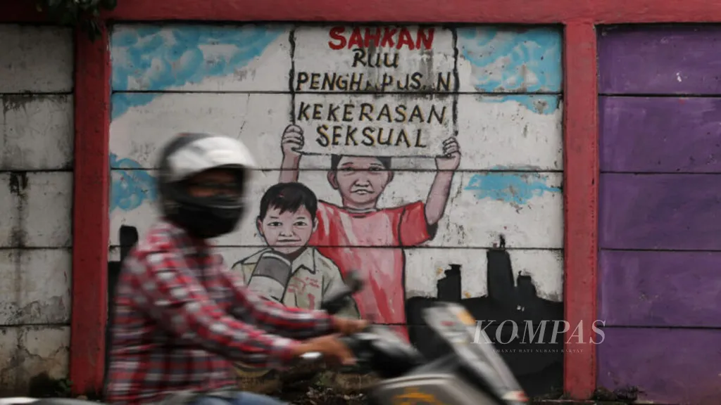 Mural yang menuntut disahkannya RUU penghapusan kekerasan seksual di Jalan Bekasi Timur Raya, Jakarta Utara, Kamis (20/2/2020).  