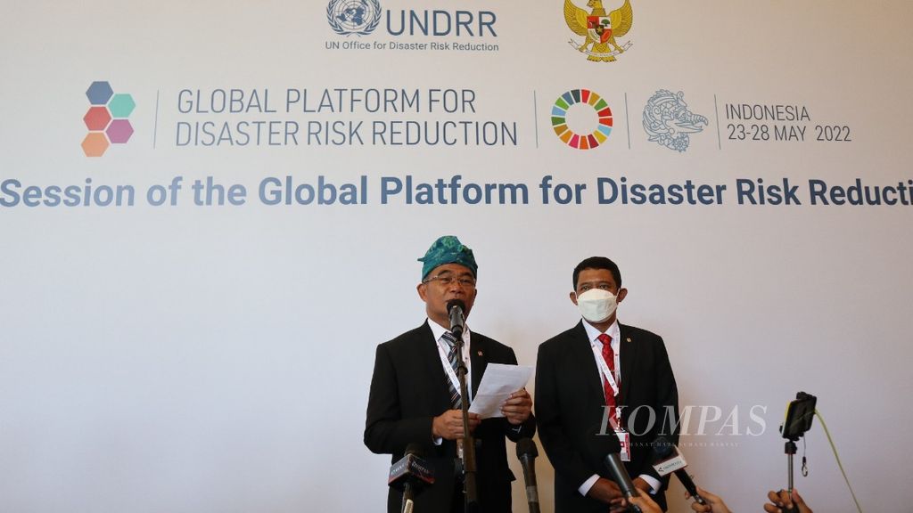 Menteri Koordinator Bidang Pembangunan Manusia dan Kebudayaan, yang juga Ketua Panitia Nasional GPDRR 2022, Muhadjir Effendy (kiri) memberikan keterangan pers kepada wartawan seusai acara pembukaan pertemuan ke-7 GPDRR di Nusa Dua, Badung, Rabu (25/5/2022). 