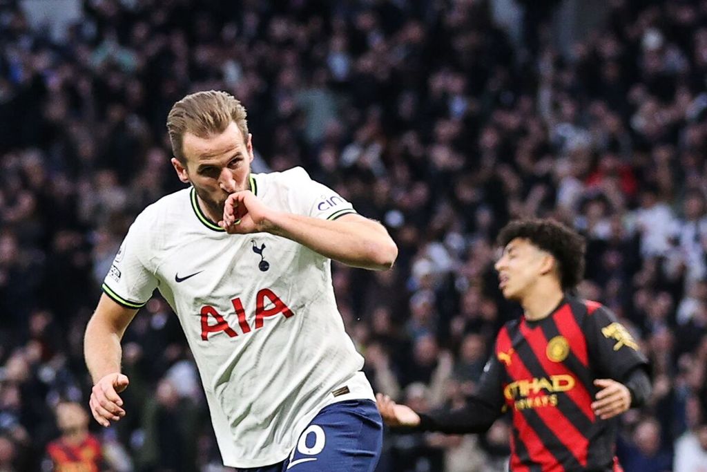 Pemain Tottenham Hotspur Harry Kane merayakan golnya ke gawang Manchester City pada laga Liga Inggris di Stadion Tottenham Hotspur, London, Minggu (5/2/2023). Tottenham menang 1-0 pada laga itu.