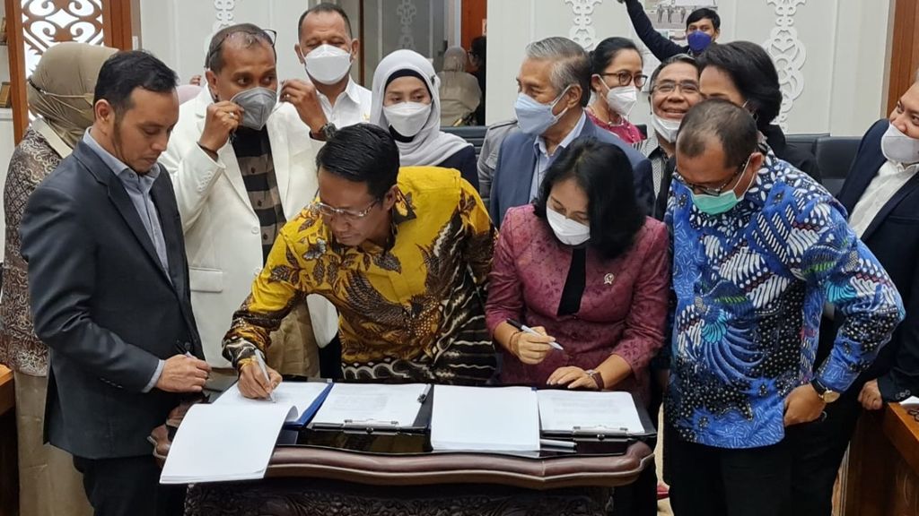 Ketua Badan Legislasi (Baleg) Dewan Perwakilan Rakyat (DPR) Supratman Andi Agtas, Menteri Pemberdayaan Perempuan dan Perlindungan Anak (PPPA) I Gusti Ayu Bintang Darmawati, Ketua Panja RUU TPKS, Willya Aditya, dan Wakil Menteri Hukum dan Hak Asasi Manusia Eddy OS Hiariej dan perwakilan kementerian/lembaga menandatangani hasil Rapat Pleno Pengambilan Keputusan atas Hasil Pembahasan RUU TPKS, Rabu (6/4/2022).
