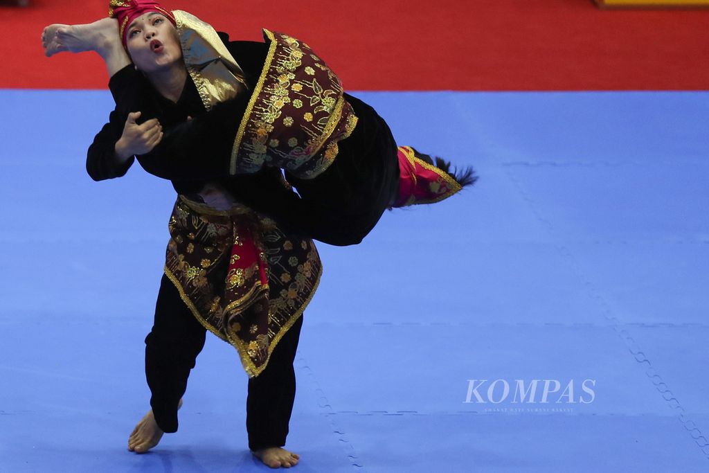 Aksi yang disajikan pesilat ganda putri Indonesia, Riska Hermawan (kanan) dan Ririn Rinasih, dalam final nomor seni cabang pencak silat SEA Games Vietnam 2021 di Bac Tu Liem Gymnasium, Hanoi, Vietnam, Rabu (11/5/2022). Pasangan pesilat putri ini mempersembahkan medali emas bagi Indonesia setelah unggul atas pasangan ganda putri tuan rumah Vietnam, Nguyen Thi Thu Ha dan Nguyen Thi Huyen.