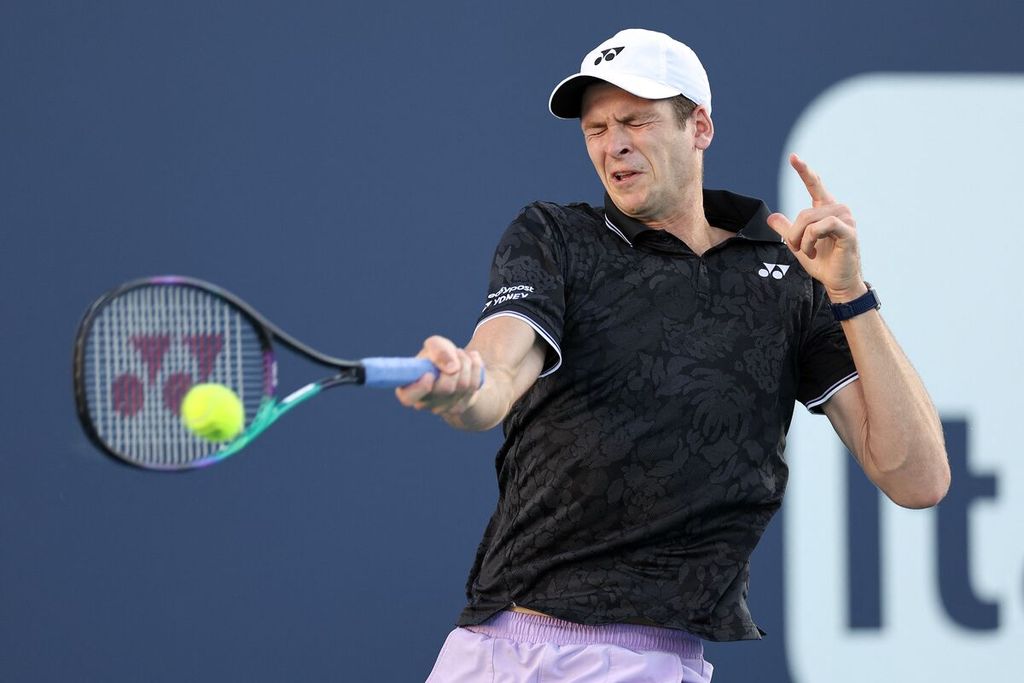 Petenis Polandia, Hubert Hurkacz, memukul bola saat menghadapi Thanasi Kokkinakis (Australia) pada babak 64 besar ATP Masters 1000 Miami di Stadion Hard Rock, Amerika Serikat, MInggu (26/3/2023) waktu Indonesia. Hurkacz menang, 6-7 (10), 7-6 (7), 7-6 (6).