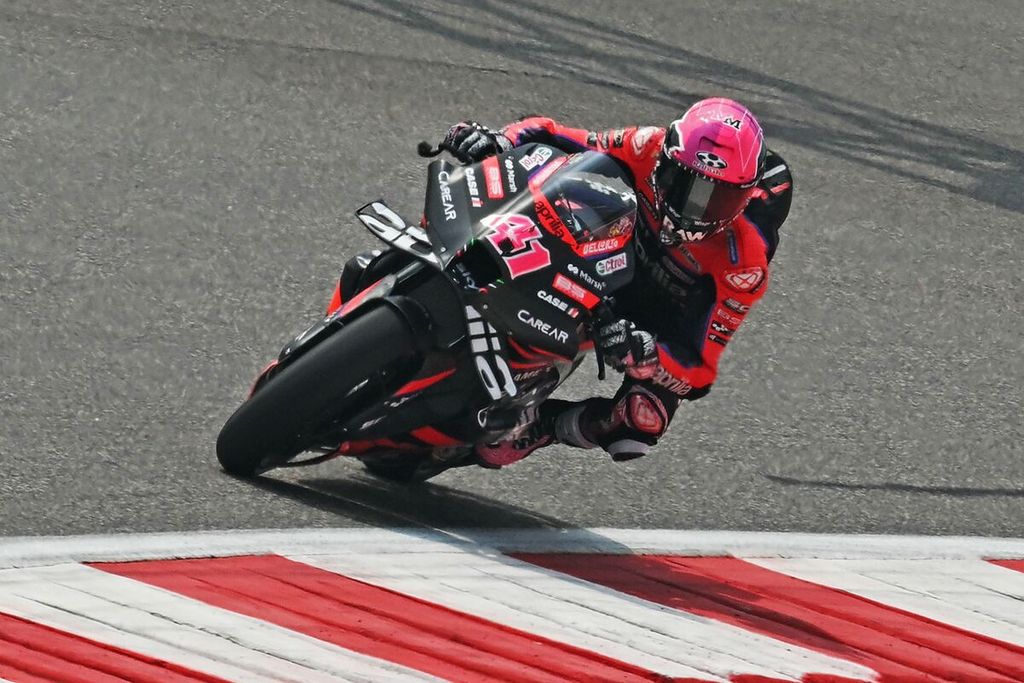 Pebalap Aprilia, Aleix Espargaro, memacu motornya saat latihan bebas jelang balap MotoGP seri India di Sirkuit Buddh, Greater Noida, Jumat (22/9/2023).