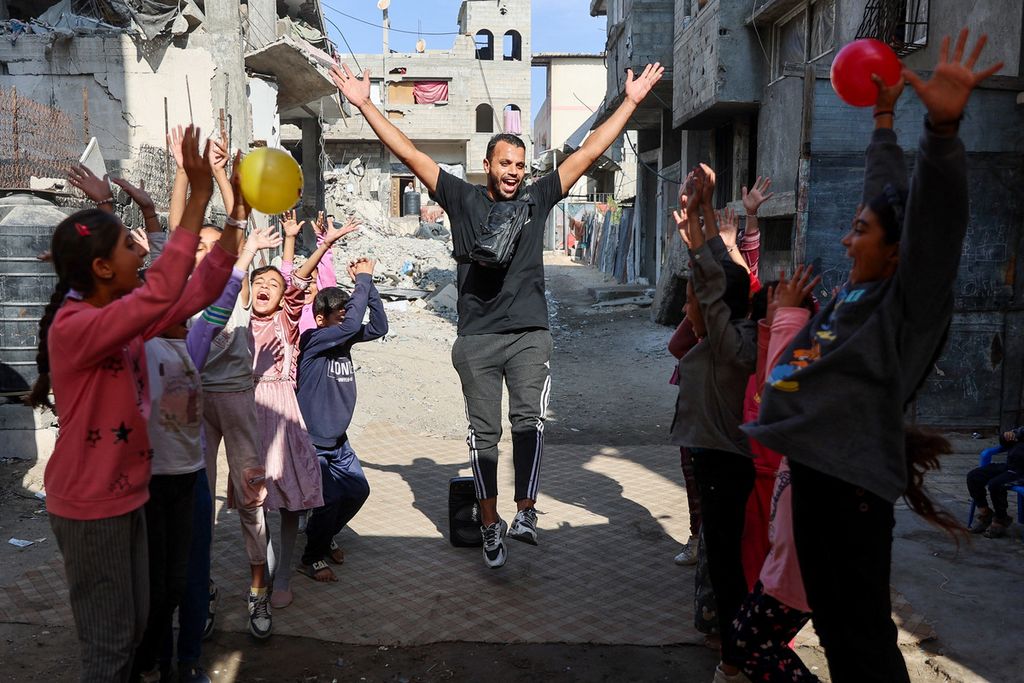 Sejumlah anak Palestina mencoba melakukan kegiatan fisik untuk mengurangi trauma akibat perang di tengah reruntuhan bangunan di Jalur Gaza, Sabtu (9/11/2024). 