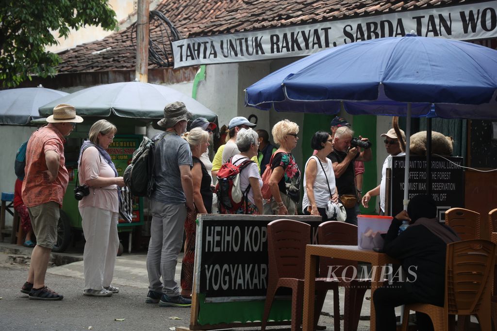 Rombongan wisatawan asing mendapat penjelasan tentang minuman kopi luwak saat mengunjungi kawasan Sompilan di Kecamatan Kraton, Yogyakarta, Senin (11/9/2023). Kunjungan wisatawan asing di sejumlah obyek wisata di Yogyakarta meningkat seiring berlangsungnya masa liburan musim panas bagi masyarakat Eropa. Menurut data BPS DIY, pada Juli 2023 tercatat 12.444 wisatawan mancanegara berkunjung ke Yogyakarta atau meningkat 11,23 persen dibandingkan bulan sebelumnya. Kunjungan wisatawan mancanegara di Yogyakarta pada Juli 2023 meningkat 15 kali lipat dibandingkan pada Juli 2022.
