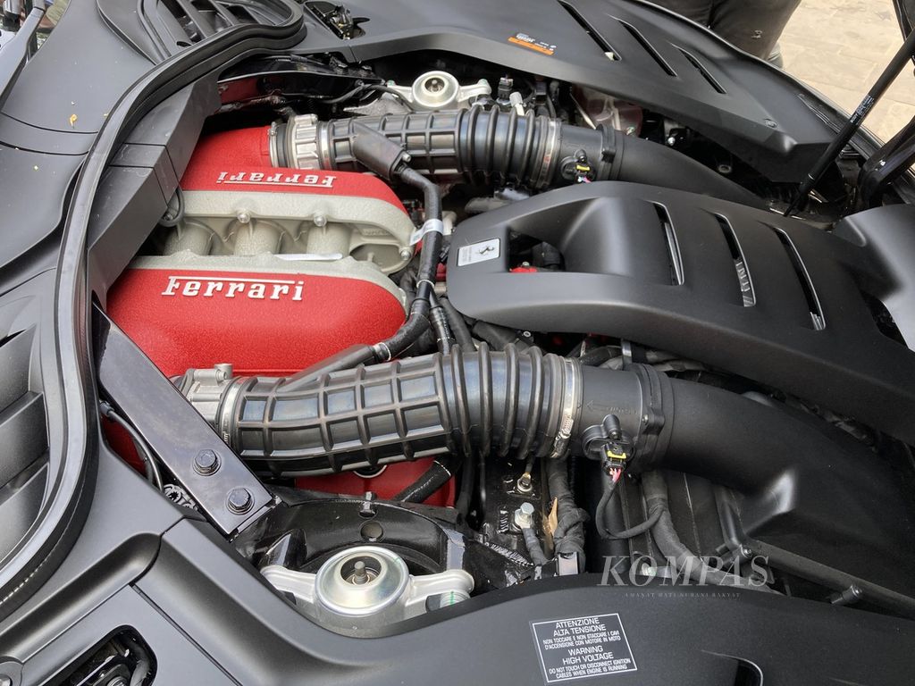 Mesin V12 Ferrari Purosangue yang diluncurkan resmi di pasar Indonesia dalam seremoni sederhana di Taman Tugu Majapahit, Hutan Kota Plataran, Senayan, Jakarta, Rabu (13/9/2023).